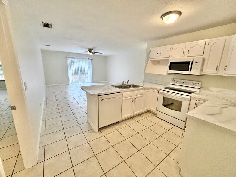Building Photo - 492 Del Monte Rd