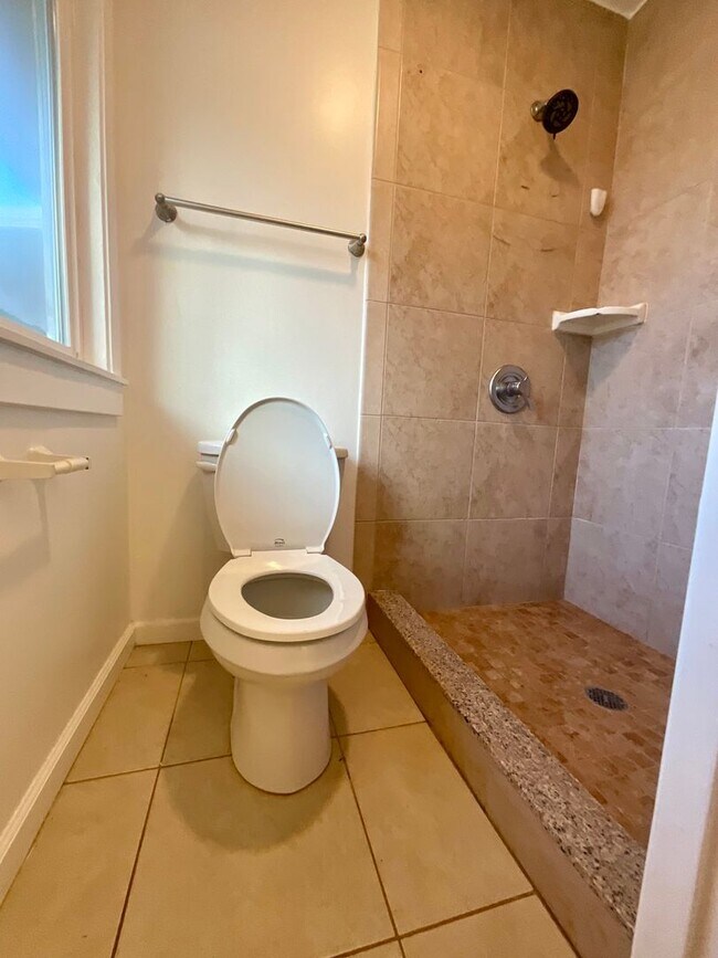 Building Photo - Beautiful, Bright & Airy Beach House--3Bed...