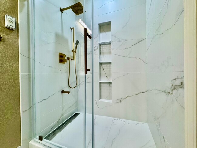 Building Photo - 6576 S Mariposa Ct
