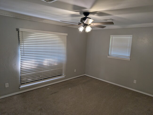 Building Photo - 2421 Marshall Dr