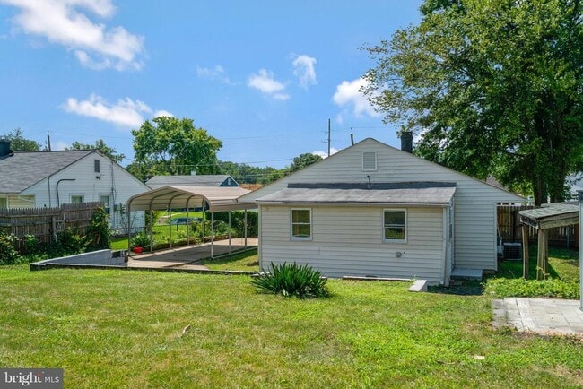 Building Photo - 728 Carson Ave