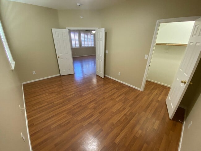 Building Photo - Beautiful 6 bed/3 bath home located in the SW area of Las Vegas