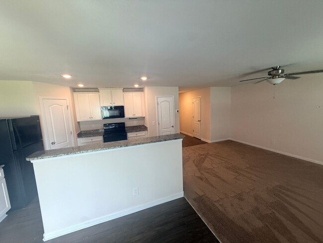 Building Photo - Beautiful townhome minutes from uptown