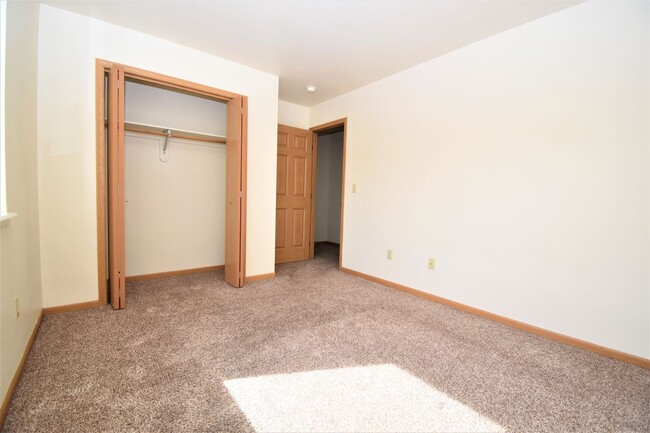 Building Photo - Townhouse style 2 bedroom 1.5 Bath with Attached Garage! Great Location!