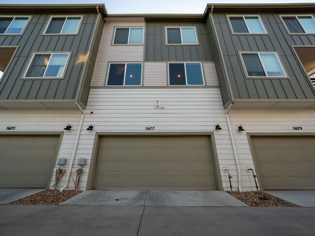 Building Photo - Astonishing 3 Bed/3.5 Bath Tri Level Townhome.   Must see to believe!!