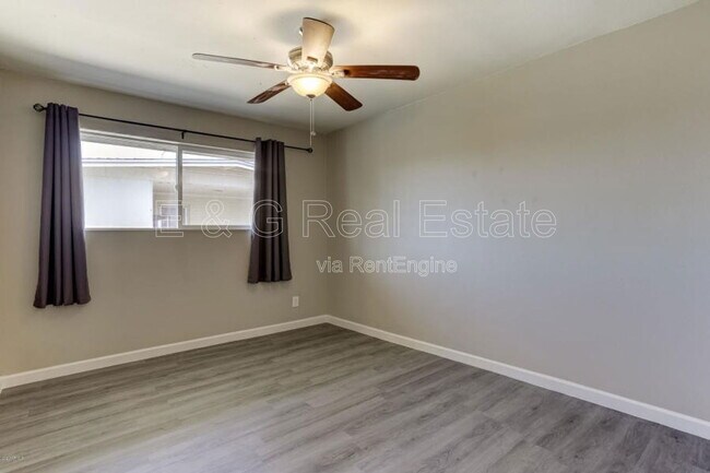 Building Photo - 1527 W Huntington Dr