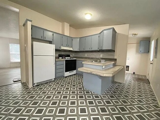 Building Photo - Charming 3 Bedroom Home in Quiet, Tree Lined Neighborhood