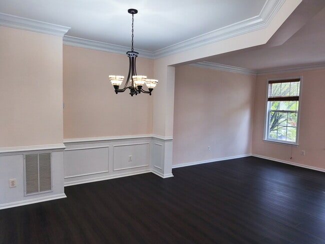 Building Photo - Exceptional End-Unit Townhome with Expansi...