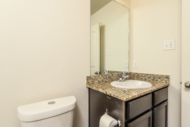 Building Photo - 3 Bedroom Ready for Immediate Move In!