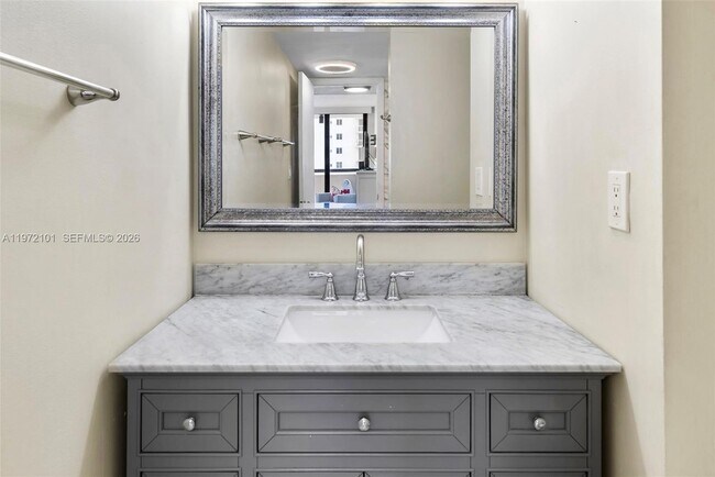 Building Photo - 2555 Collins Ave