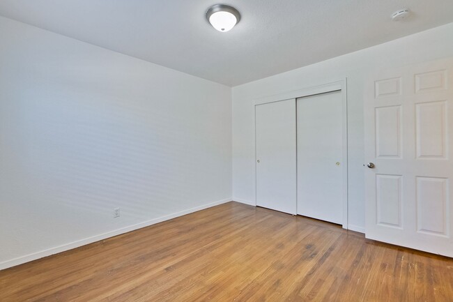 Building Photo - Duplex in Mountain View -  hardwood floors...