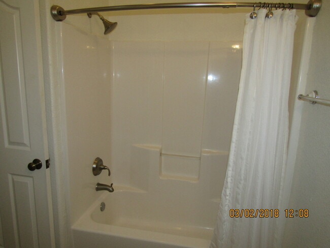 Building Photo - Beautiful 3 Bedroom/2 Bath Home !! **Comin...