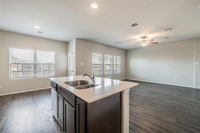 Building Photo - 108 Comet Dr