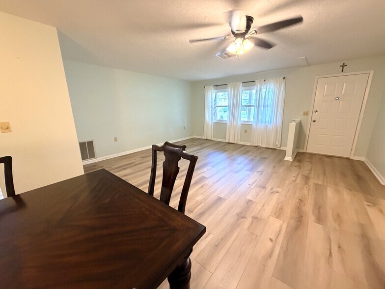 Building Photo - 653 W Buttonbush Dr