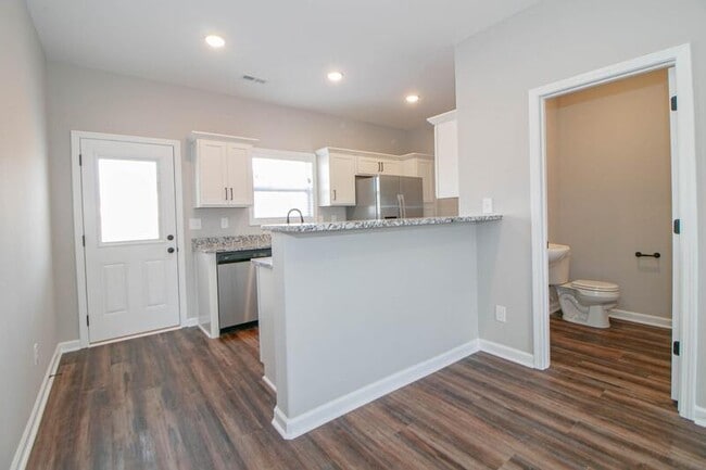 Building Photo - 1115-E4 Hillwood Dr