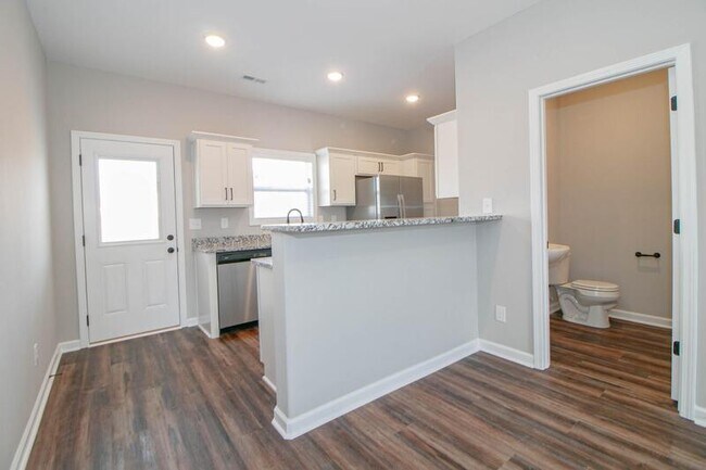 Building Photo - 1115-H2 Hillwood Drive