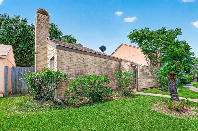 Building Photo - 8632 Maplecrest Dr
