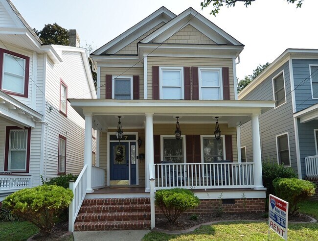 Building Photo - Walk to Naval Hospital! Beautiful Home, Gr...