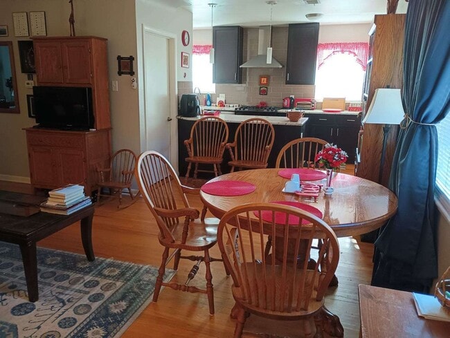 Building Photo - 2 Bedroom Townhouse in the heart of Tennyson!