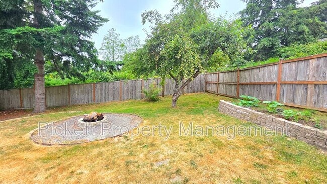 Building Photo - 1331 NE Gilmax Ln