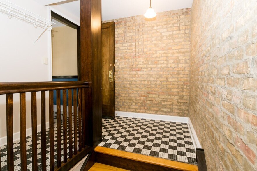 Building Photo - 1604 W Berwyn Ave