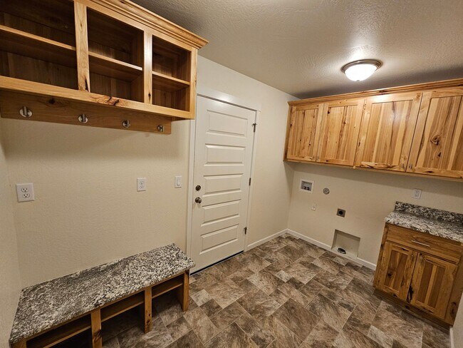 Building Photo - Newer Construction Close to Downtown Grants Pass