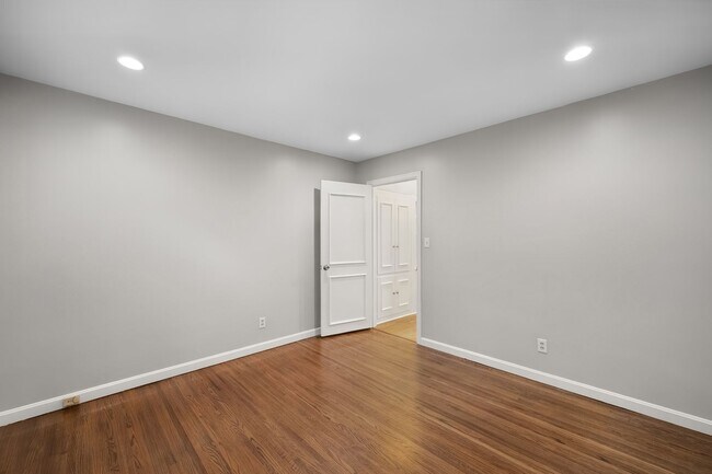 Building Photo - 3405 Hillvale Rd