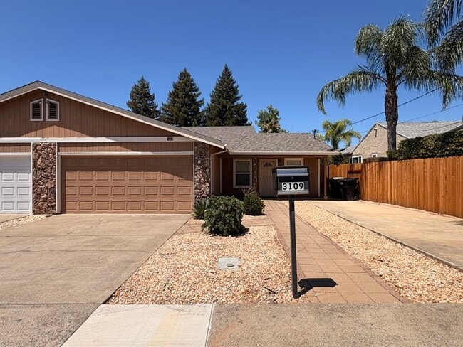 Building Photo - Beautifully updated 3 bedroom 2 bathroom duplex in Carmichael!