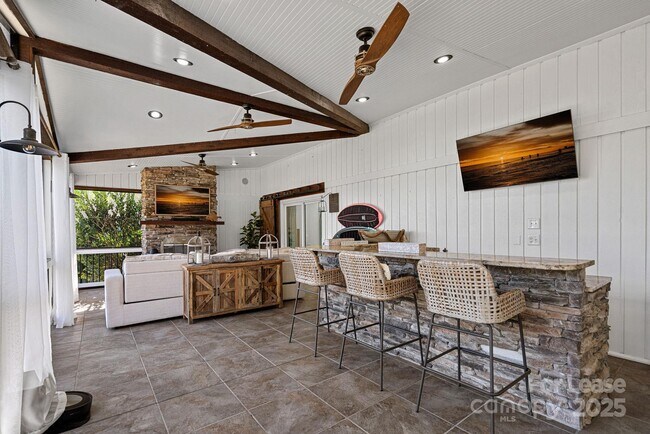 Building Photo - 18026 Whispering Oaks Dr