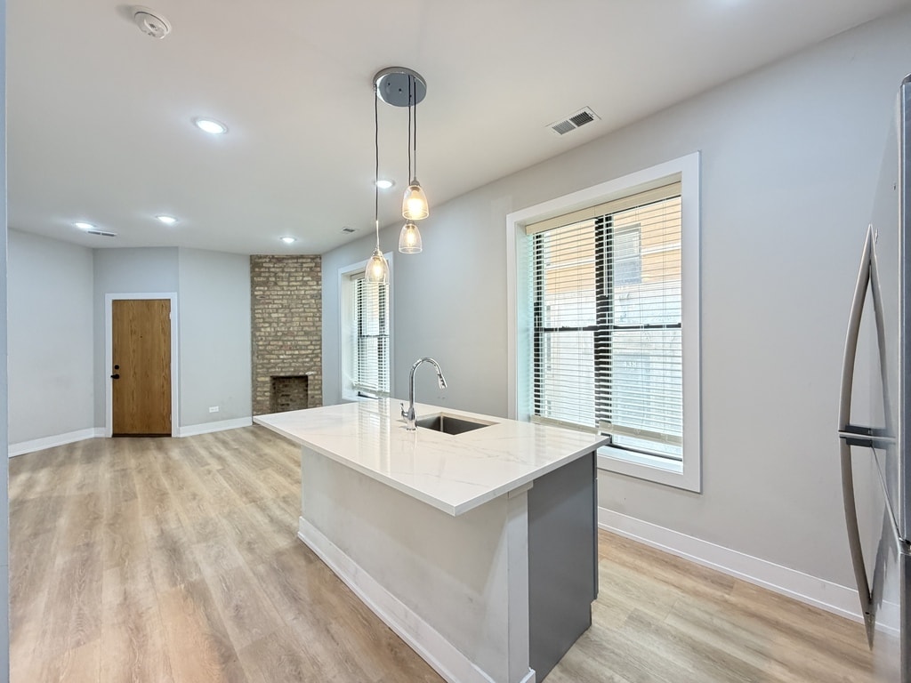 Building Photo - 452 W Belden Ave
