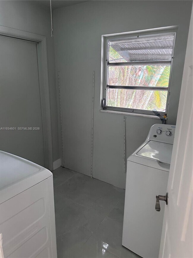 Building Photo - 200 SE 19th St