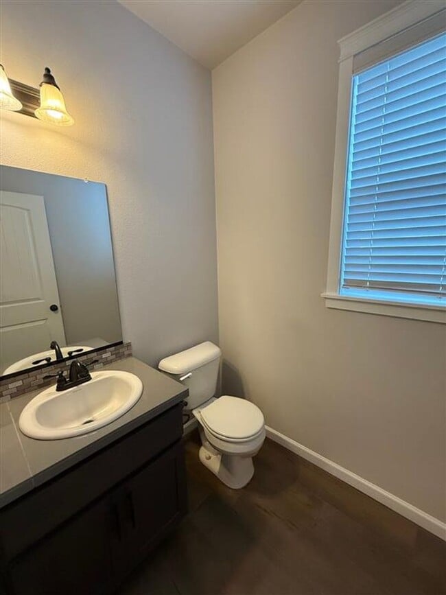 Building Photo - 1223 S 11th Pl