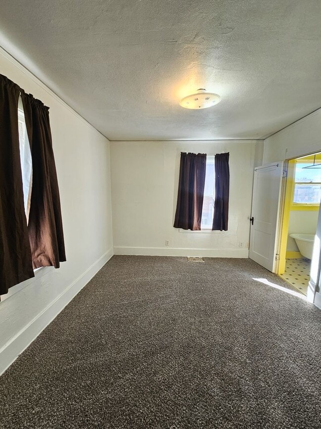 Building Photo - 4 Bedroom Home Located Downtown