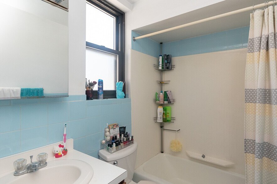 Building Photo - 3621 N Paulina St