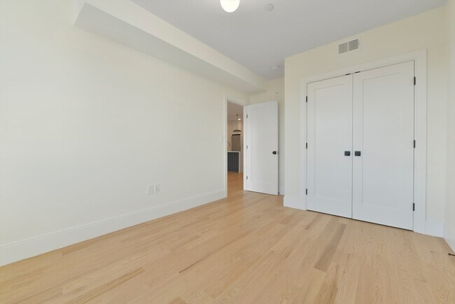 Building Photo - 219 Paris St