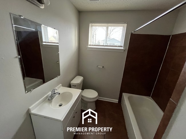 Building Photo - Spacious 3BR Memphis Home with Hardwood Floors, Dual Dining Areas & Fenced Yard