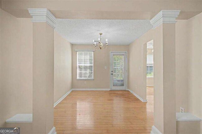 Building Photo - 2025 Baramore Oaks Dr