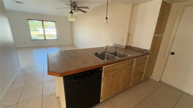 Building Photo - 2825 SW Santa Barbara Pl