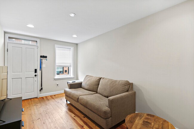 Building Photo - 614 S Port St