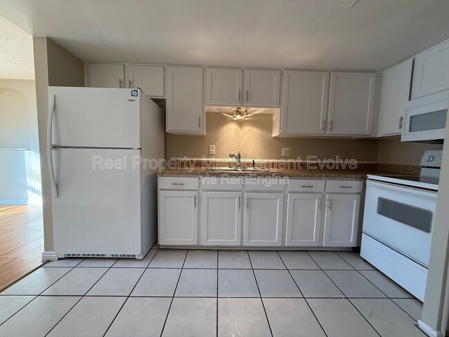 Building Photo - 8010 E Oak St