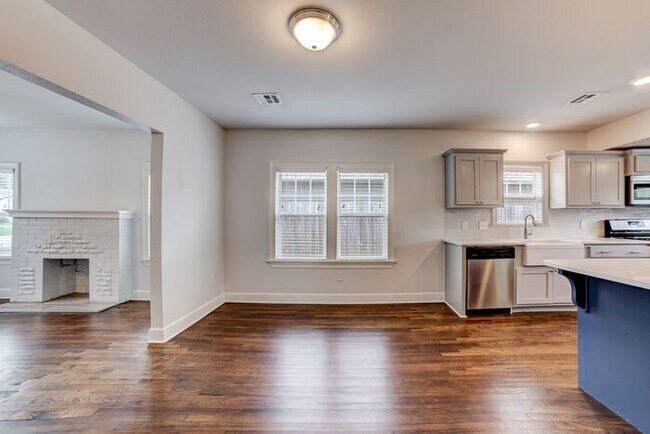 Building Photo - Charming 1920s Home - Fully Renovated | MOVE IN SPECIAL