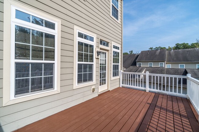 Building Photo - Gorgeous 3 Bedroom Townhome in Davidson
