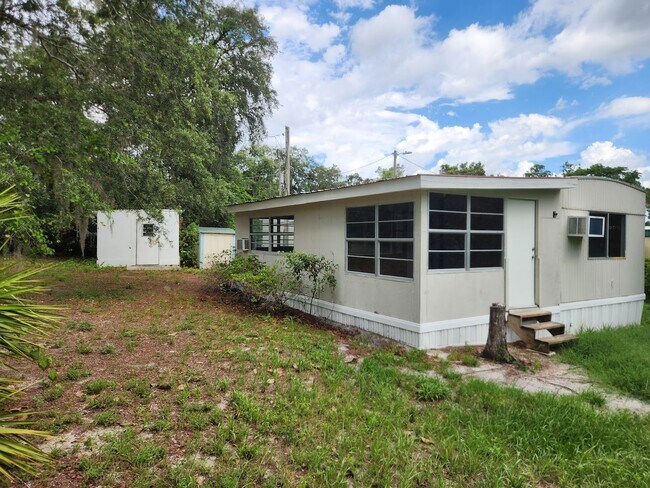 Building Photo - FRESHLY PAINTED AND NEW FLOORING! 2 Bed 1 Bath With Screened Porch