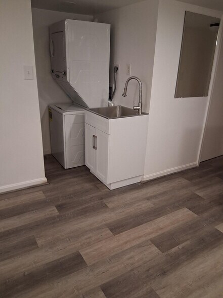 Building Photo - 560 25th Pl NE