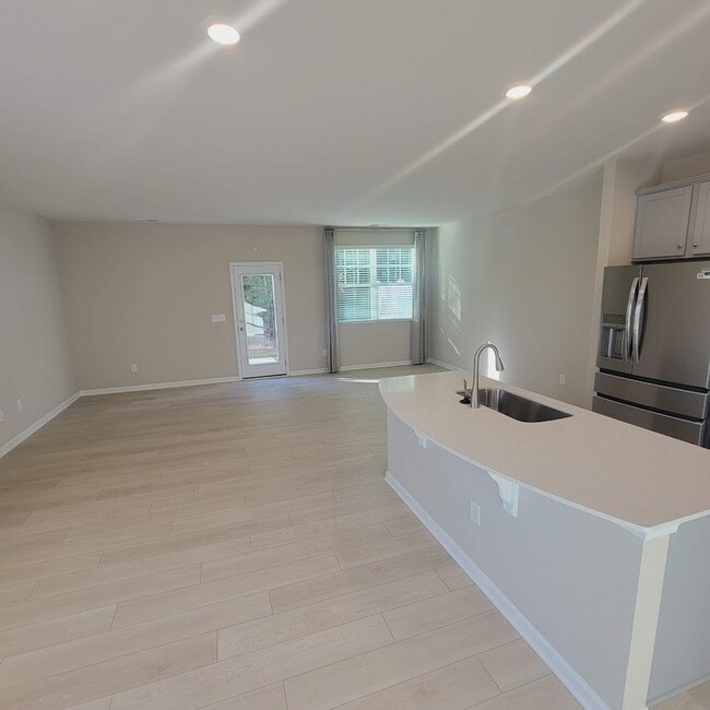 Building Photo - End Unit; 3Br/2.5BA Townhouse
