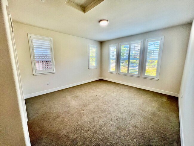 Building Photo - Application Pending! Lovely 4 bedroom 2.5 ...