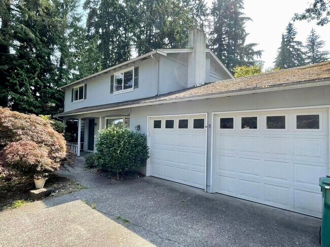 Building Photo - Spacious 5-Bedroom Home in Prime Location