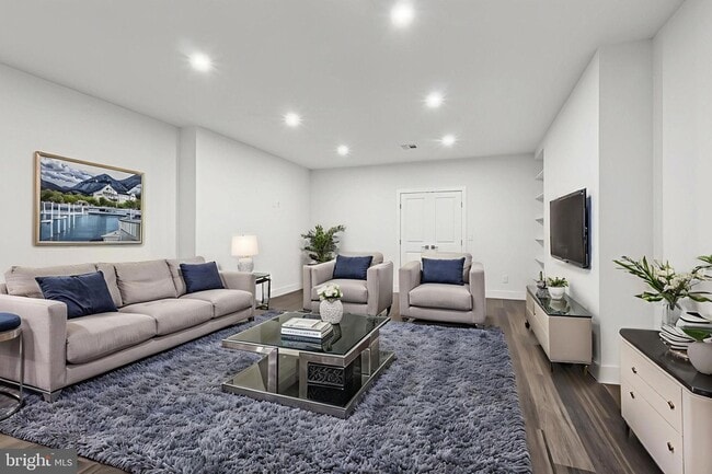 Building Photo - 2 Dogleg Ln