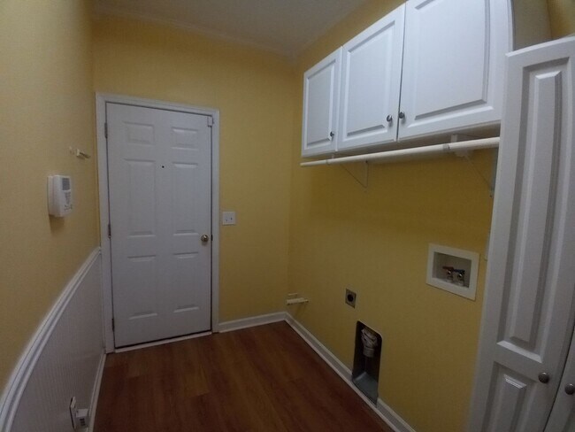 Building Photo - 565 Batty Way