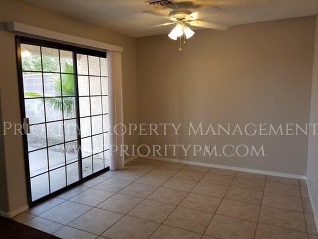 Building Photo - 2052 Waverly Cir